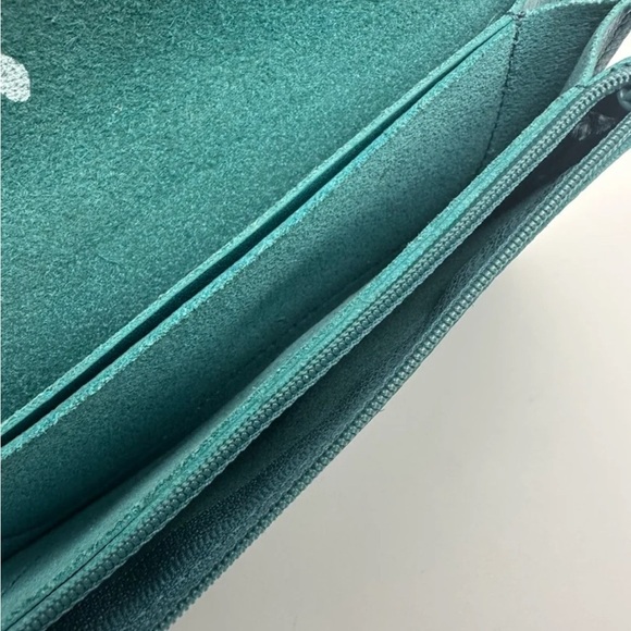 Leather Keecie wallet with a silkscreen of a cat chasing a bird on the inside - Picture 7 of 16